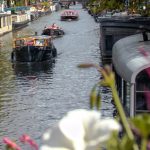 photos de canaux avec des bateaux