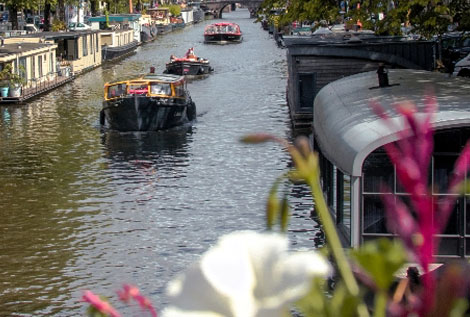 photos de canaux avec des bateaux